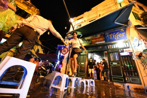 anh: dan pho co thu do bac ghe di lai vi mua ngap hinh anh 3