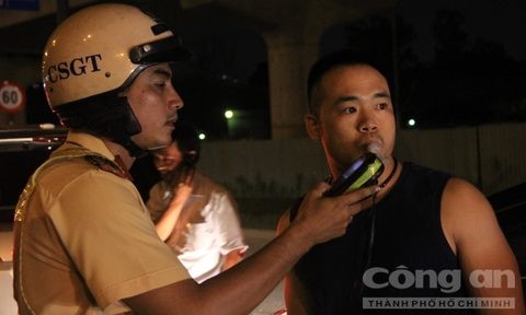 Goi dien cau cuu khi bi CSGT lap bien ban xu phat 16 trieu hinh anh 1