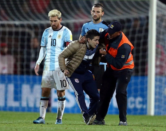  Fan cuồng liều mình gặp Messi 