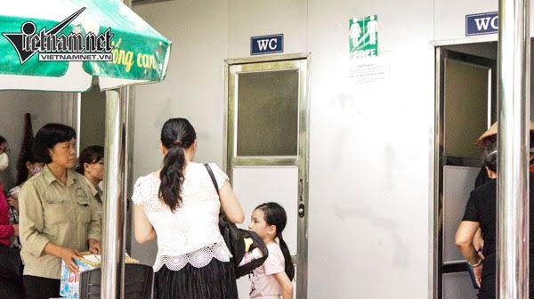 nhà vệ sinh, nhà vệ sinh thiếu nước, không được đi vệ sinh, nhà vệ sinh công cộng, phố đi bộ, khu vực đi bộ quanh hồ Gươm