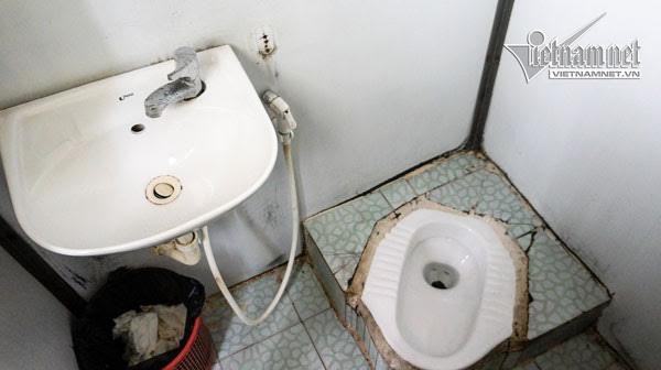 nhà vệ sinh, nhà vệ sinh thiếu nước, không được đi vệ sinh, nhà vệ sinh công cộng, phố đi bộ, khu vực đi bộ quanh hồ Gươm