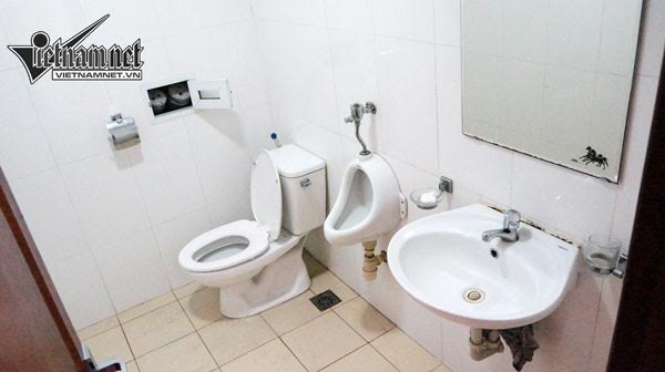 nhà vệ sinh, nhà vệ sinh thiếu nước, không được đi vệ sinh, nhà vệ sinh công cộng, phố đi bộ, khu vực đi bộ quanh hồ Gươm
