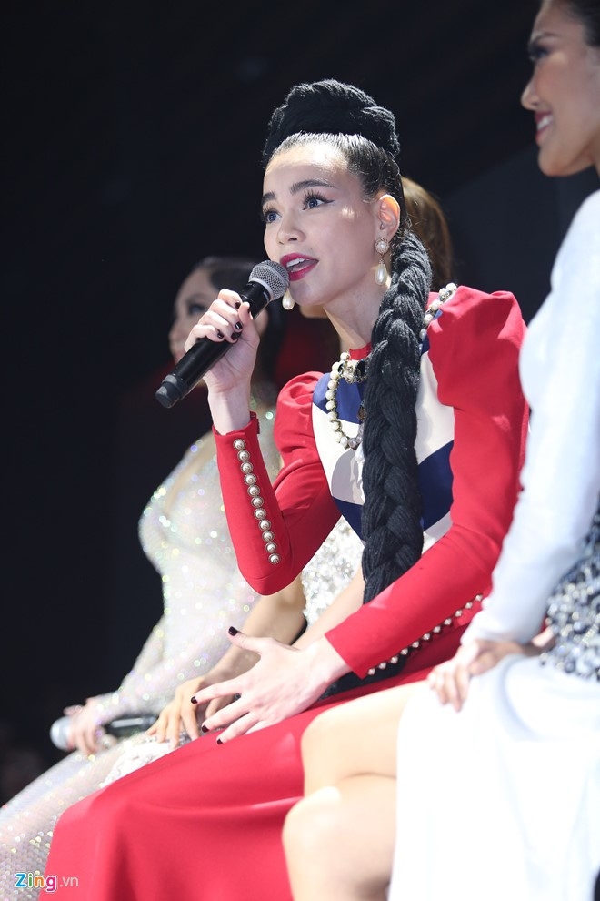 Ha Ho noi ve viec bo ve cua Pham Huong sau chung ket hinh anh 1