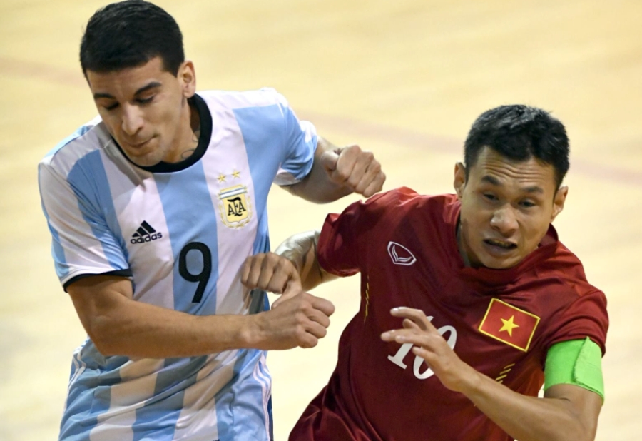 Bảo Quân (10) ghi bàn nâng tỷ số lên 2-0 cho tuyển futsal Việt Nam bằng cú volley đẹp mắt ở hiệp 1 của trận đấu.