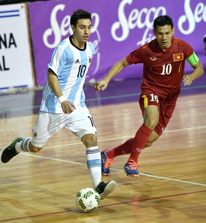 Tuyen futsal Viet Nam thua Argentina 2-5 du dan truoc 2 ban hinh anh 1
