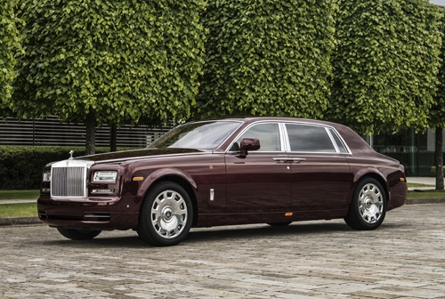 dai-gia-viet-sam-rolls-royce-phantom-hang-thua-trong-bao-thue