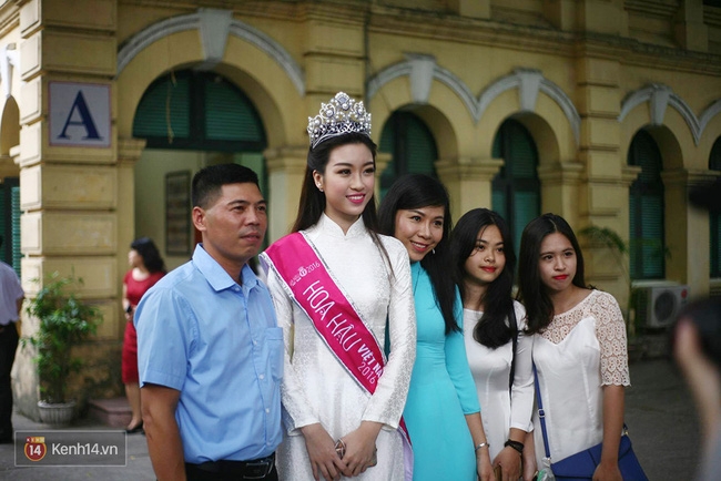 Hoa hậu Mỹ Linh xuất hiện rạng rỡ tham dự lễ khai giảng tại trường Việt Đức - Ảnh 4. Hoa hậu Mỹ Linh xuất hiện rạng rỡ tham dự lễ khai giảng tại trường Việt Đức - Ảnh 4.