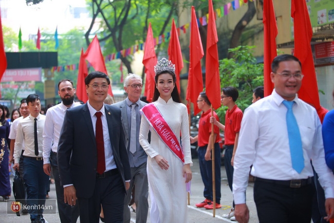 Hoa hậu Mỹ Linh xuất hiện rạng rỡ tham dự lễ khai giảng tại trường Việt Đức - Ảnh 12.