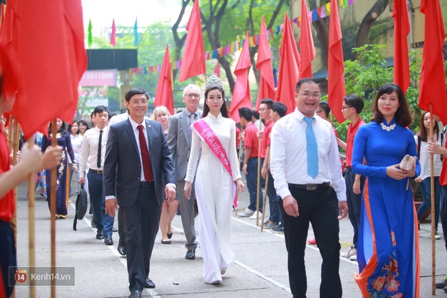Hoa hậu Mỹ Linh xuất hiện rạng rỡ tham dự lễ khai giảng tại trường Việt Đức - Ảnh 13. Hoa hậu Mỹ Linh xuất hiện rạng rỡ tham dự lễ khai giảng tại trường Việt Đức - Ảnh 13.