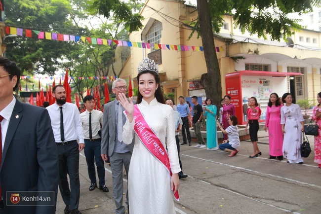 Hoa hậu Mỹ Linh xuất hiện rạng rỡ tham dự lễ khai giảng tại trường Việt Đức - Ảnh 15.