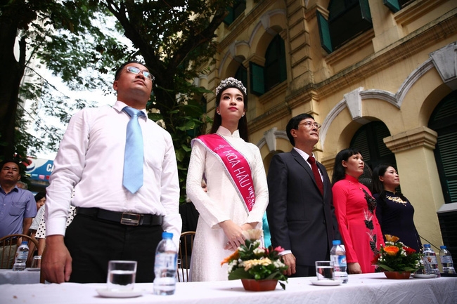 Hoa hậu Mỹ Linh xuất hiện rạng rỡ tham dự lễ khai giảng tại trường Việt Đức - Ảnh 22.