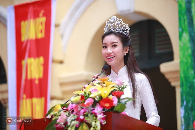 Hoa hậu Mỹ Linh xuất hiện rạng rỡ tham dự lễ khai giảng tại trường Việt Đức - Ảnh 27.