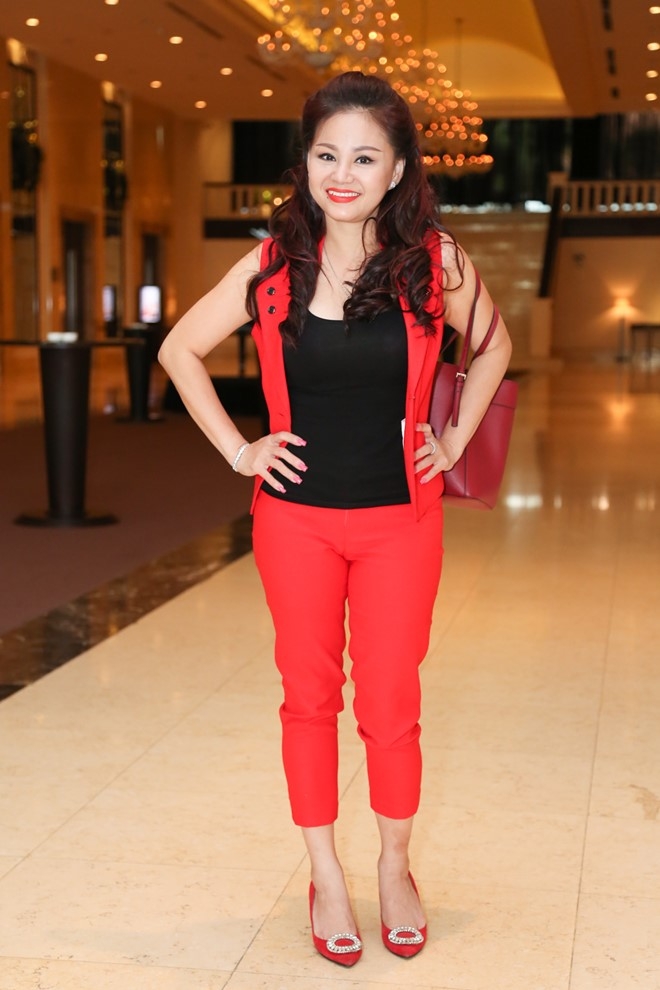 Chi Tai om Thuy Nga tinh cam trong su kien hinh anh 5