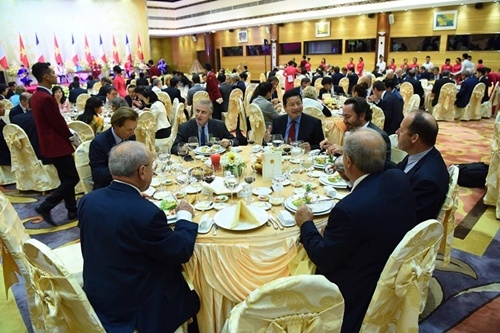 Chủ tịch nước Trần Đại Quang và Tổng thống Pháp Francois Hollande tham dự tiệc chiêu đãi. Ảnh: Giang Huy