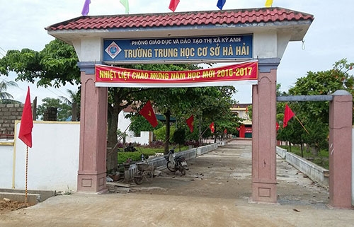 phu-huynh-dong-loat-khong-cho-ca-nghin-hoc-sinh-di-khai-giang