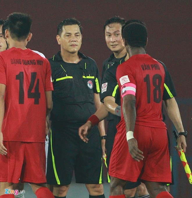 Treo co trong tai mac sai pham o vong 24 V.League hinh anh 1