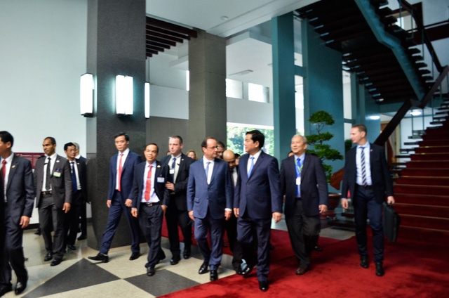 Bí thư Thăng tiễn đoàn công tác của Tổng thống Pháp sau buổi hội kiến