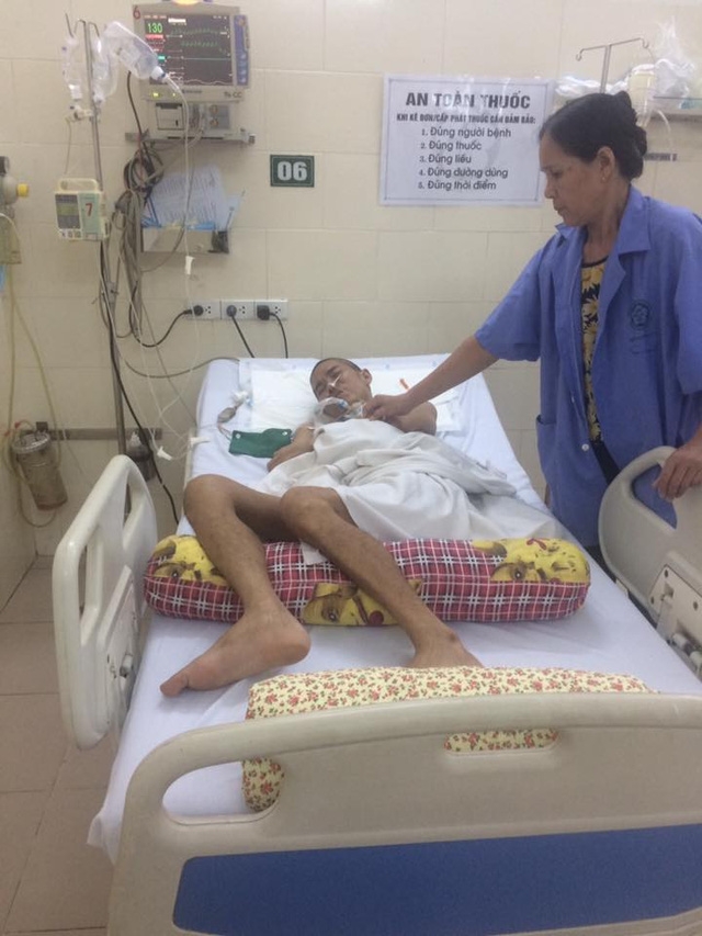  Anh Cao Văn Thêm đang nằm tại phòng cấp cứu - khoa truyền nhiễm (ảnh gia đình cung cấp) 