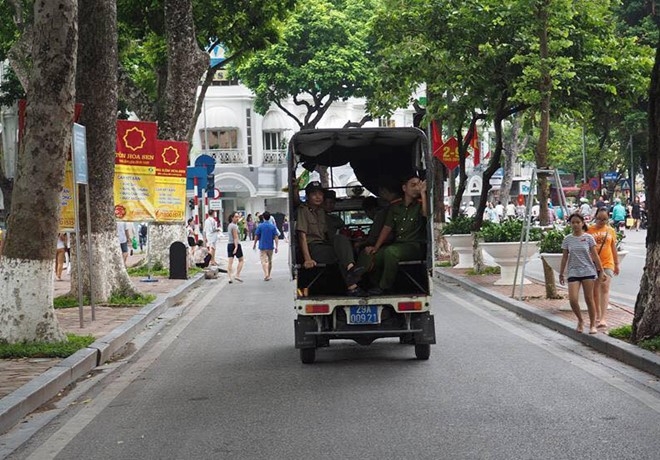 Xe bien xanh khong duoc vao 'pho di bo' ho Guom hinh anh 1