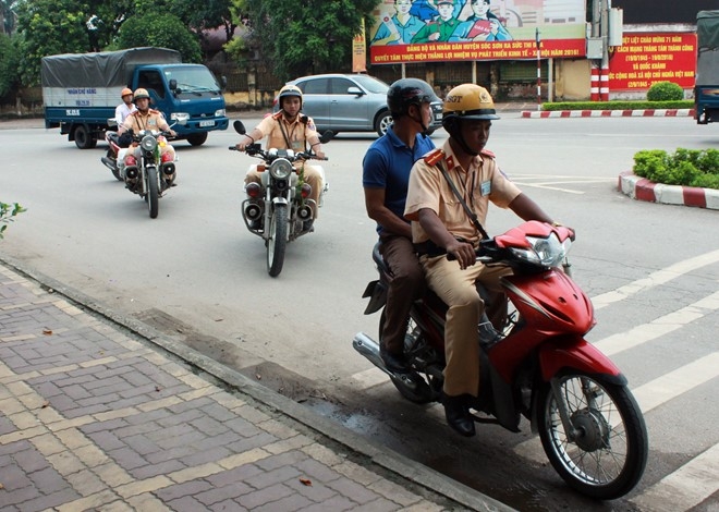 Nua tieng ngoi uong bia bi phat ca thang thu nhap hinh anh 1