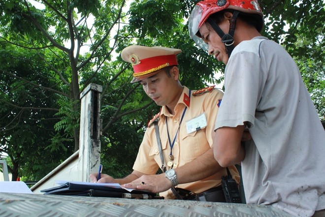 Nua tieng ngoi uong bia bi phat ca thang thu nhap hinh anh 2