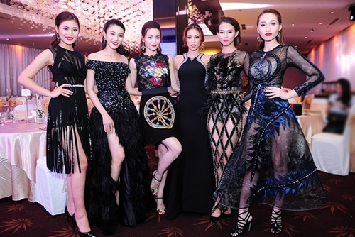 Nữ ca sĩ tạo cơ hội cho các học trò bằng cách đưa họ tham gia các sự kiện giải trí cùng mình.