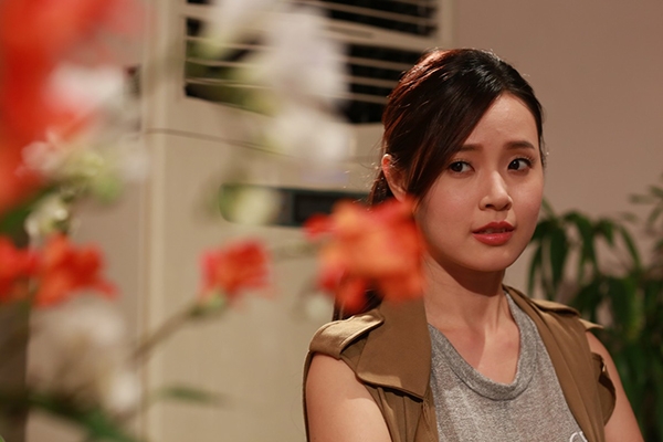 Mi Du sau những ồn ào về chuyện tình yêu với Phan Thành, cô đã quay trở lại với showbiz với vai Linh Đan một nữ cảnh sát trẻ trong Bí ẩn song sinh. Đây là bộ phim điện ảnh thứ 2 sau Thiên mệnh anh hùng Mi Du vào vai đả nữ trên màn ảnh rộng.