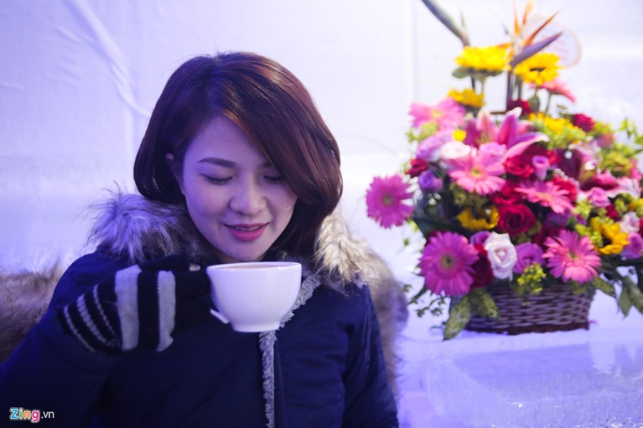 Gioi tre Sai Gon mac ao long uong ca phe trong quan -10 do C hinh anh 7