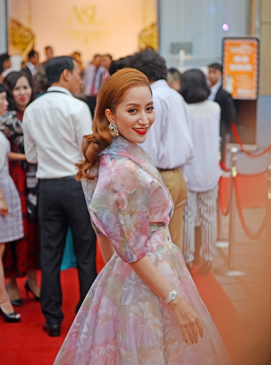 khanh-thi-mot-minh-den-mung-dam-cuoi-chi-anh-3