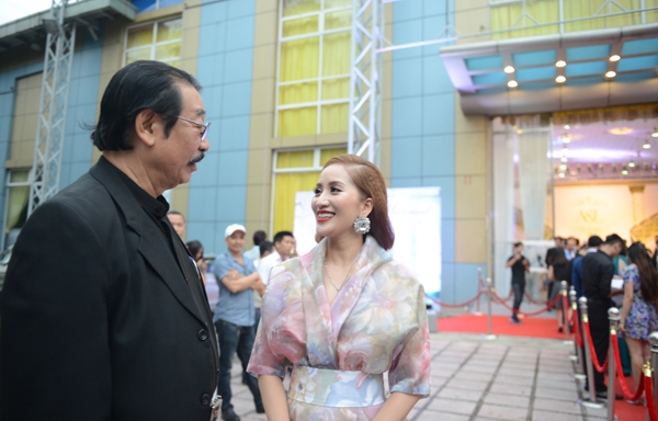 khanh-thi-mot-minh-den-mung-dam-cuoi-chi-anh-4