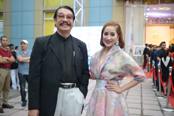 khanh-thi-mot-minh-den-mung-dam-cuoi-chi-anh-5