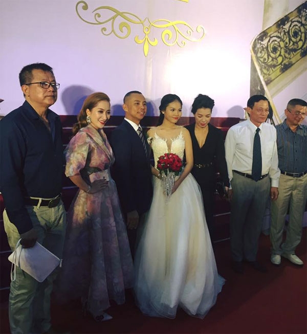 khanh-thi-mot-minh-den-mung-dam-cuoi-chi-anh-6