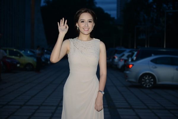 khanh-thi-mot-minh-den-mung-dam-cuoi-chi-anh-8