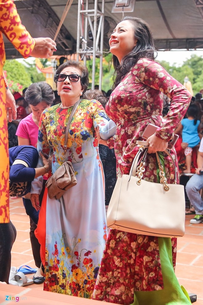 Bo me Hoai Linh ve Viet Nam du le gio To nganh san khau hinh anh 4