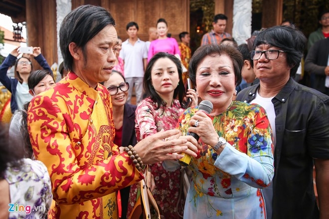 Bo me Hoai Linh ve Viet Nam du le gio To nganh san khau hinh anh 6