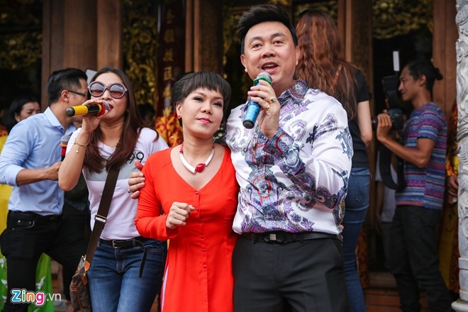 Bo me Hoai Linh ve Viet Nam du le gio To nganh san khau hinh anh 11