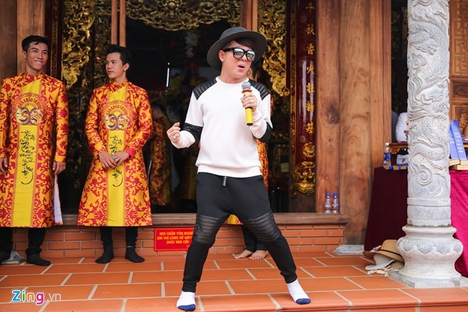 Bo me Hoai Linh ve Viet Nam du le gio To nganh san khau hinh anh 12