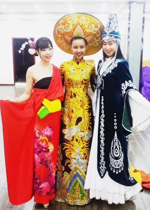 Lại Thanh Hương bức xúc khi chụp ảnh trang phục dân tộc tại Miss All Nation - ảnh 4