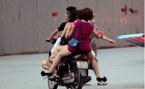 người vận chuyển, xe ôm, chân dài, xe ôm chở gái, bán phấn buôn hương, địa bàn làm ăn