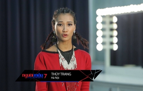 Thùy Trang có biệt danh là Trang đơ vì gương mặt vô hồn.