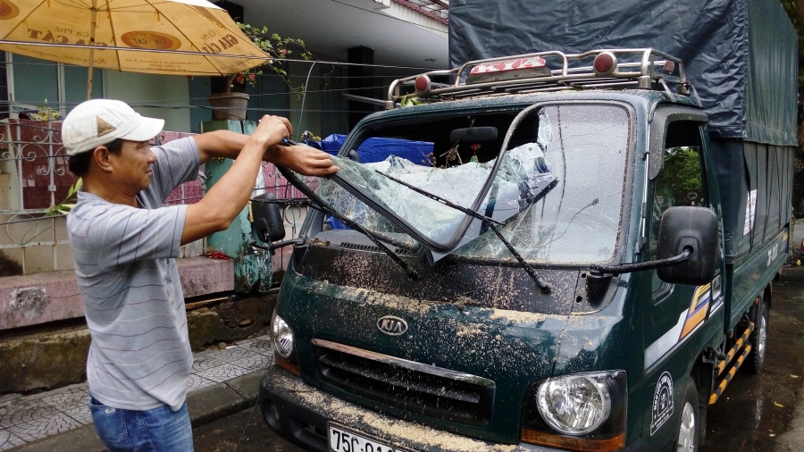 Bão số 4 'tấn công' miền Trung: Cây xanh ngã đổ la liệt, người đi đường bị gió thổi liêu xiêu - ảnh 1