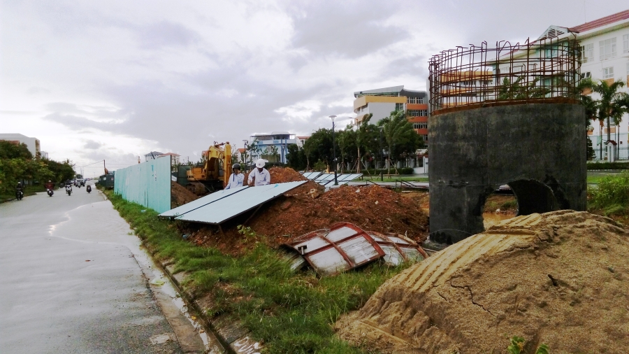 Bão số 4 'tấn công' miền Trung: Cây xanh ngã đổ la liệt, người đi đường bị gió thổi liêu xiêu - ảnh 10