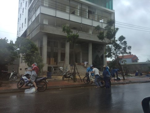 Bão số 4 'tấn công' miền Trung: Cây xanh ngã đổ la liệt, người đi đường bị gió thổi liêu xiêu - ảnh 14