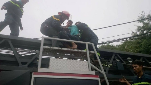 Kết quả hình ảnh cho Cứu thanh niên ngáo đá đòi tự sát, 4 chiến sĩ công an bị thương.