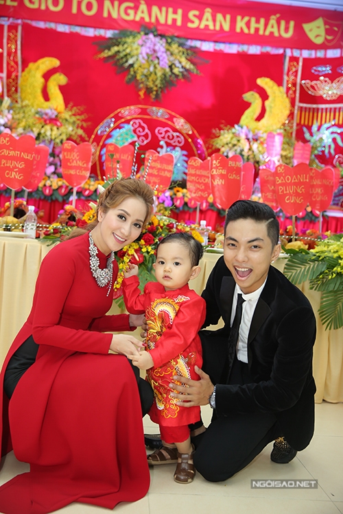 phan-hien-vua-be-con-vua-om-eo-khanh-thi-4