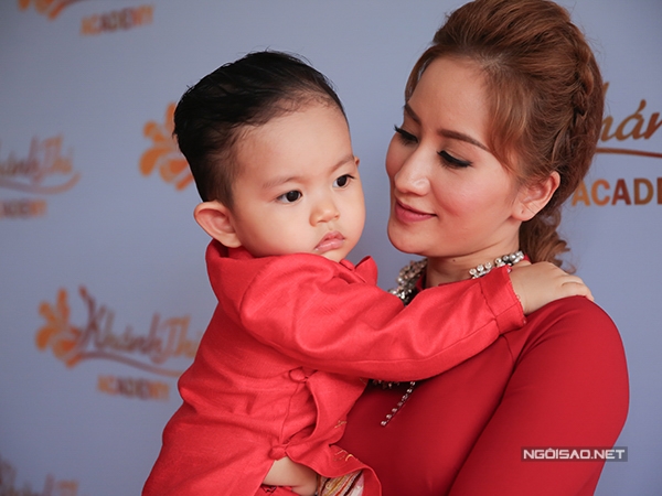 phan-hien-vua-be-con-vua-om-eo-khanh-thi-8