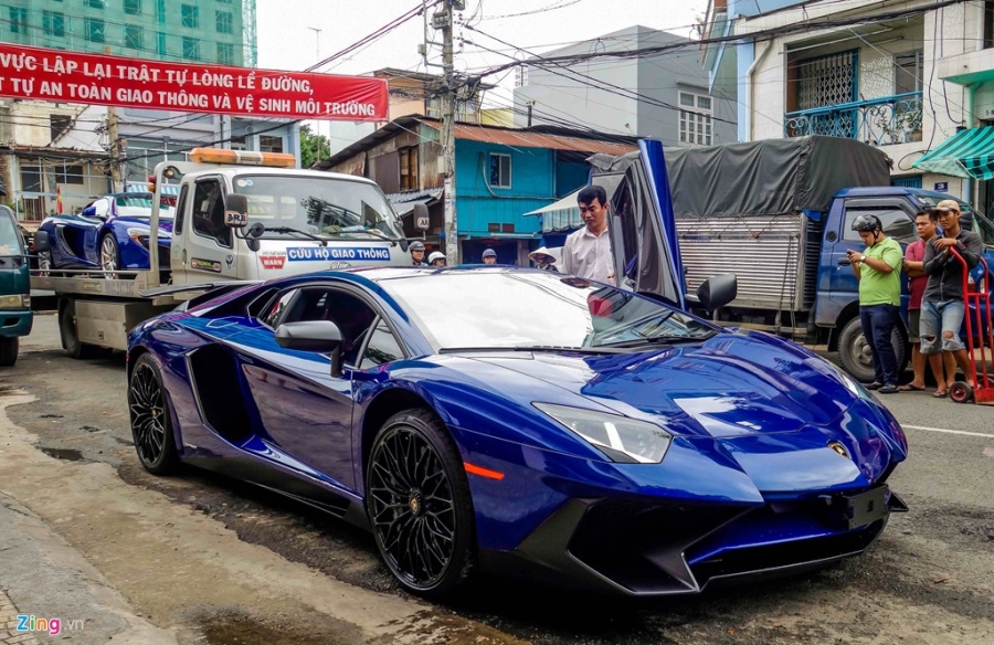 Minh Nhua mua hai sieu xe cung mau hinh anh 3