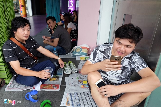Nguoi Viet xep hang mua iPhone 7 truoc 2 ngay o Singapore hinh anh 2