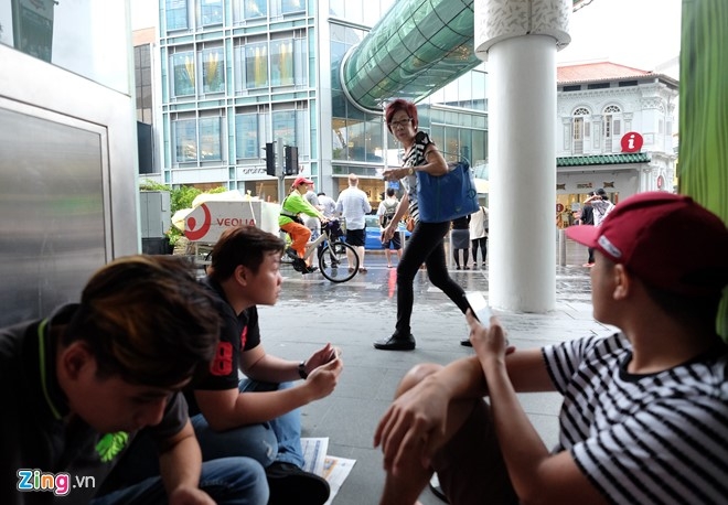 Nguoi Viet xep hang mua iPhone 7 truoc 2 ngay o Singapore hinh anh 8
