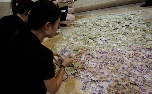 cap-vo-chong-lon-tuoi-mang-bao-tai-tien-le-di-mua-nha-1